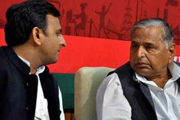 File photo of Samajwadi Party chief Mulayam Singh Yadav and his son and Uttar Pradesh CM Akhilesh Yadav.