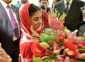 A daughter returns home. #Geeta arrives in New Delhi accompanied by members of Edhi Foundation. (Source: Twitter)