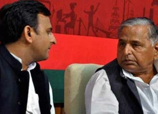 File photo of Samajwadi Party chief Mulayam Singh Yadav and his son and Uttar Pradesh CM Akhilesh Yadav.